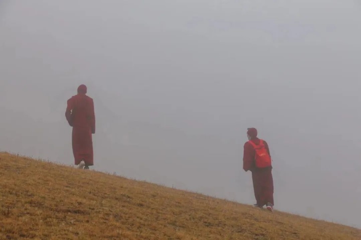 山崖上的青海尕尔寺和僧人（图片致谢：余雅文、更松闹吾）

 
