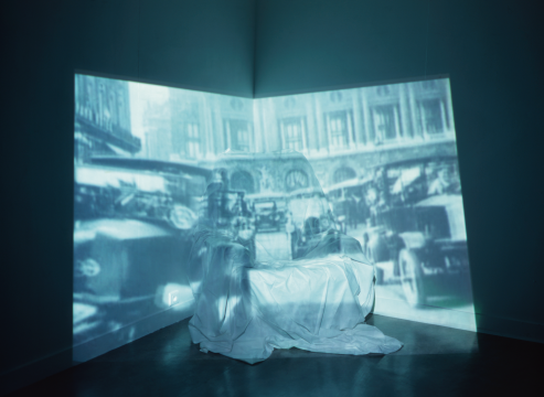 © Antoni Muntadas & Vanguard Gallery
安东尼·蒙塔达斯，《午睡》，1995，录像装置，彩色，有声，罩着布的沙发，9分06秒
图片致谢安东尼·蒙塔达斯和Vanguard Gallery
