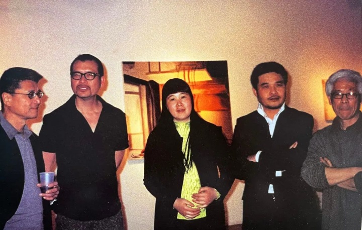 2003年，赵刚、蔡锦、刁德谦等人在刁德谦的展览开幕酒会上
