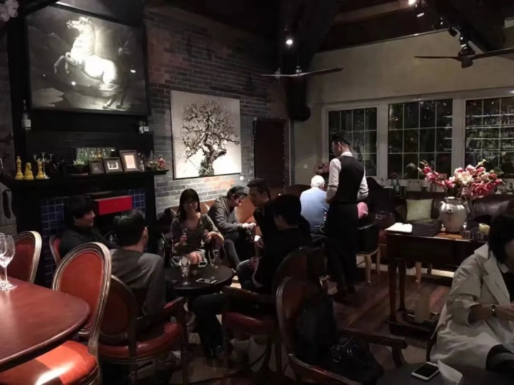 
2016年，周艟携手和维画廊，在Mingo餐厅举办了“黑色‘物语’”项目，呈现了孙逊、倪有鱼、陆超、盐田千春的作品


