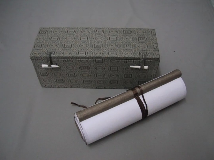 
陈羚羊《卷轴》 22x606cm  卫生纸  经血 1999.10，北京

“我把我自己九九年十月月经期间使用的卫生纸
（卷筒式的那种，使用时不撕断）完整地裱成卷轴的样式。”

 
