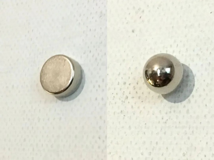 左：作品内藏的磁铁  右：作品附赠的磁球 
