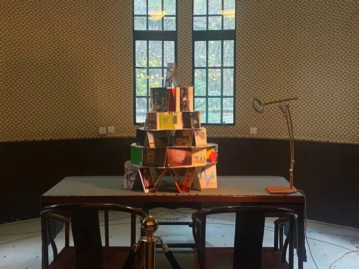 
得译工作室《纸牌屋》展览邀请函搭建 尺寸可变
2021年11月13日在法国驻上海总领事官邸的搭建实景 
