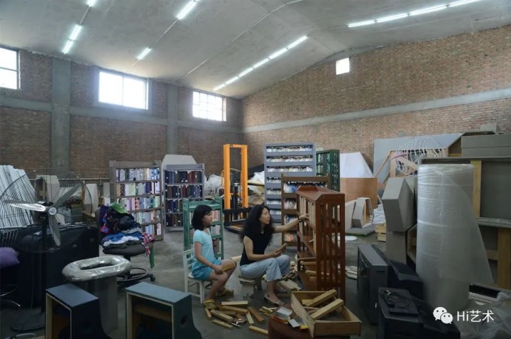2014年尹秀珍在工作室与宋儿睿一起制作《书籍》
