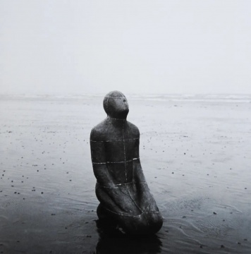 
安东尼·葛姆雷 “大地、大海和天空”系列二
《天空》（跪立人像） 
118×69×52cm  铅、玻璃纤维 1982
©艺术家
