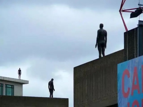 
安东尼·葛姆雷大型公共艺术装置项目Event Horizon
于2007年首次在伦敦亮相，名为《视界，伦敦》
来源：白立方



