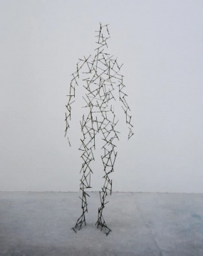 
安东尼·葛姆雷《领域XX》 188×67×36cm 
4.76毫米方形不锈钢棒材 2001  
©艺术家
