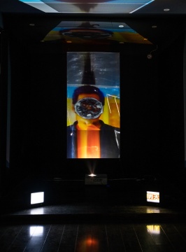 吴咏诗 《苦地宣告》 三频录像装置（彩色，有声，循环播放），1'01”, 3'02”, 0'52” 2021
