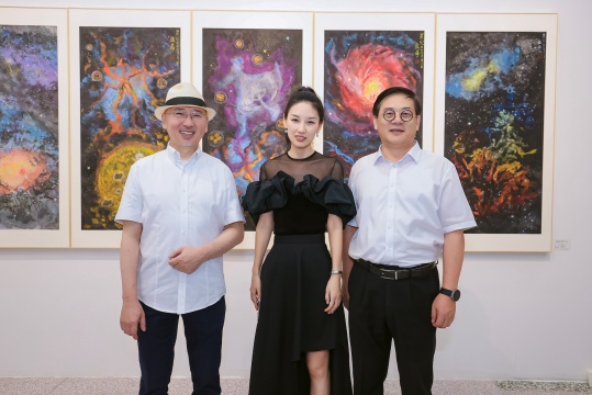 左起：中国美术家协会副主席李象群、艺术家刘盈希、中国美术家协会副主席徐里
