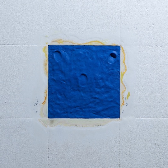 《Something old, something new, something borrowed, something blue》
25×25×1cm 装置 2022

画廊空间的墙，油基粘土
作品展示在Filet画廊
