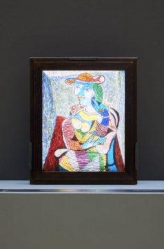 《玛丽·特蕾丝·沃尔特的肖像》 (Portrait of Marie-Therese Walter)

1954-1957年 
玻璃画
74.5 x 62.5 厘米 
由毕加索签名（用中国墨水，右下角）的独特作品 

 
