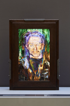 《自画像》 （Self Portrait） 
1954-1957 
玻璃画
54.5 x 35 厘米 
独特且由毕卡索签名（用中国墨水，在右下角）


