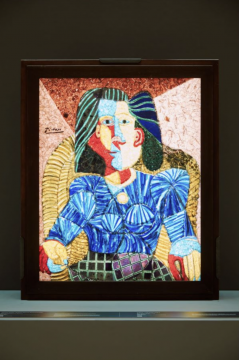 《坐着的女人／柳条椅上的女人》（Femme assise / Femme dans un fauteuil d’osier）

1954-1957年 
玻璃画
95.5 x 76 厘米 
由毕加索签名（用中国墨水，中上左方）的独特作品 

 
