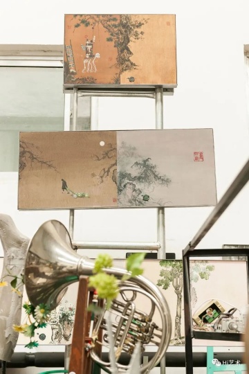 童昆鸟工作室 2020
摄影：董林
童昆鸟的宋画，画面一边饱满，一边留白。
