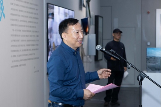 南京市摄影协会秘书长狄于震主持开幕式