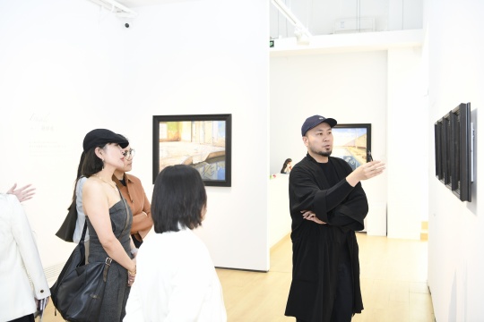 艺术家黄伟杰KEITH WONG在展览现场向嘉宾介绍

