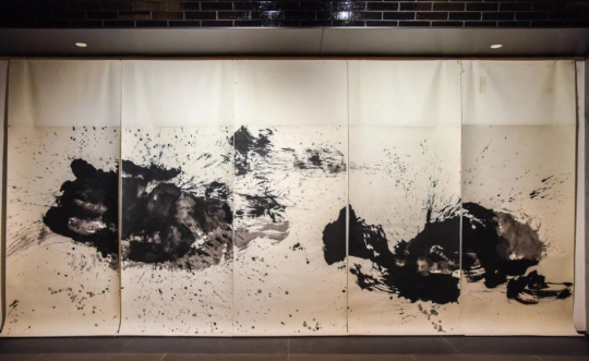 黄锐
无题，1986
Ink on paper screen｜纸上水墨屏风
180 x 490 cm
