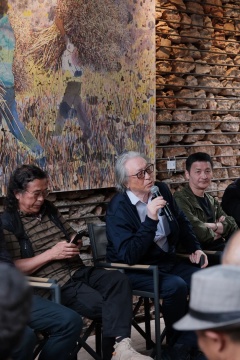 批评家、策展人、中国美术批评家年会名誉主席，浙江青田博物馆群总馆长、国家一级美术师、内蒙古师范大学兼职教授贾方舟
