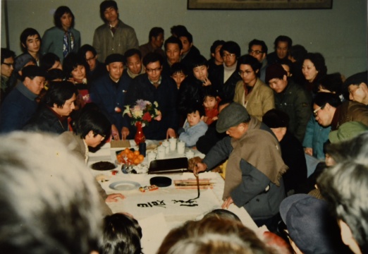 1980年代赵冷月书法挥毫,图片由赵冷月家属提供
1980年代赵冷月书法挥毫,图片由赵冷月家属提供