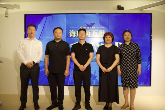 从左至右：吴易聪先生、姜楠先生、夏津勇先生、王春清女士、刘荍女士
