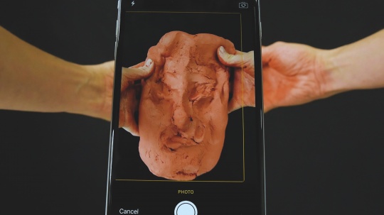 乔汉娜·赖希《面部检测》4K视频（3840×2160）2分44秒 2018
