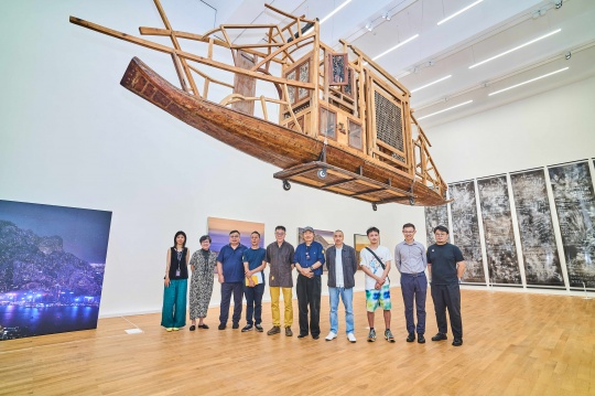 “山河入海”展览开放接待日活动合影(自左至右):香港中文大学(深圳)大学艺术中心副主任唐卉茜、香港中文大学(深圳)大学艺术中心主任黄顺真、湖北美术学院周韶华艺术中心主任吴军和、艺术家伍思波、艺术家王璜生、艺术家朝戈、艺术家王舒野、艺术家劳大伦、策展人魏祥奇、香港中文大学(深圳)大学艺术中心展览负责人张旭
“山河入海”展览开放接待日活动合影(自左至右):香港中文大学(深圳)大学艺术中心副主任唐卉茜、香港中文大学(深圳)大学艺术中心主任黄顺真、湖北美术学院周韶华艺术中心主任吴军和、艺术家伍思波、艺术家王璜生、艺术家朝戈、艺术家王舒野、艺术家劳大伦、策展人魏祥奇、香港中文大学(深圳)大学艺术中心展览负责人张旭