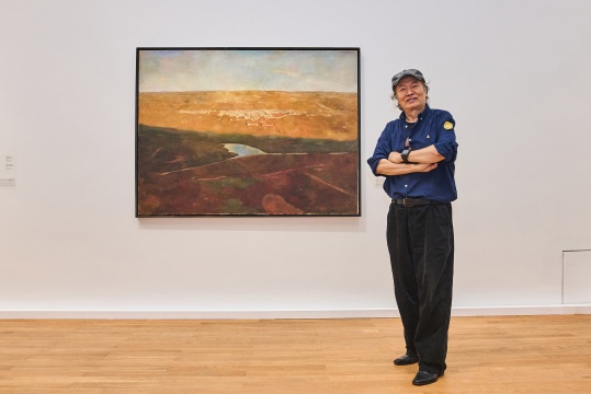艺术家朝戈在展览现场
艺术家朝戈在展览现场