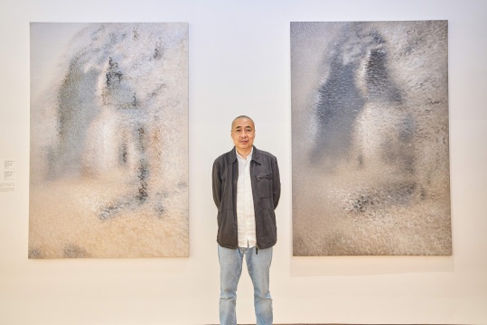 艺术家王舒野在展览现场
艺术家王舒野在展览现场