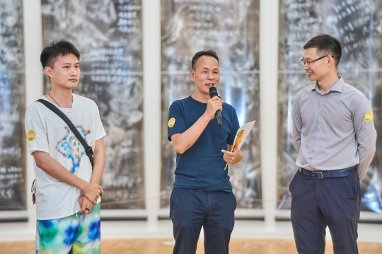 艺术家伍思波在展览现场
艺术家伍思波在展览现场