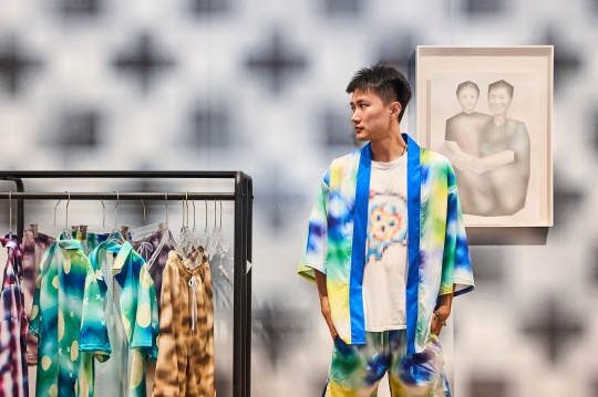 艺术家劳大伦在展览现场
艺术家劳大伦在展览现场