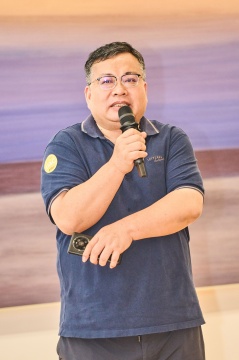 湖北美术学院周韶华艺术中心主任吴军和在展览现场 湖北美术学院周韶华艺术中心主任吴军和在展览现场