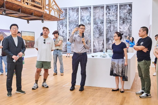 “山河入海”策展人魏祥奇为嘉宾导览
“山河入海”策展人魏祥奇为嘉宾导览