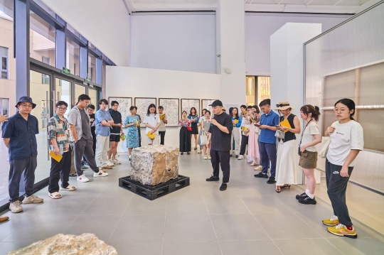 胡庆雁个展“可移动,可复制,可替换,多功能。”策展人高江波为嘉宾导览 胡庆雁个展“可移动,可复制,可替换,多功能。”策展人高江波为嘉宾导览