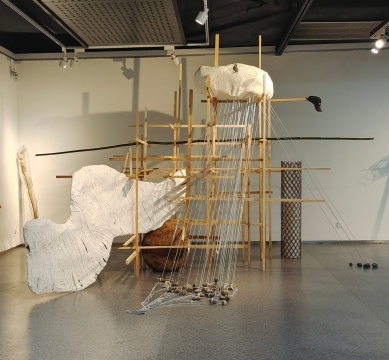 于洋 作品《八月的雨里藏着夏日最后的秘密》
材料:石膏、木方、纸浆、线
尺寸:尺寸可变
创作年代:2023年
于洋 作品《八月的雨里藏着夏日最后的秘密》
材料:石膏、木方、纸浆、线
尺寸:尺寸可变
创作年代:2023年