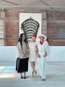 策展人棉布,服务器艺术谢蓉,艺术家吕美 (图片来源:在3画廊)
策展人棉布,服务器艺术谢蓉,艺术家吕美 (图片来源:在3画廊)