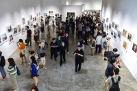 三影堂摄影艺术中心呈现“永久的当下：斯蒂芬·肖尔回顾展”，通过327幅作品与美国当代摄影大师深度交流,斯蒂芬·肖尔