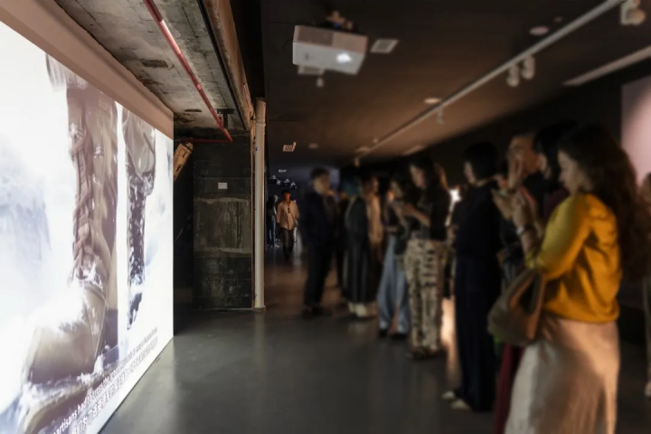 “玛丽娜·阿布拉莫维奇：能量转换”
艺仓美术馆展览现场，2024.10.11-2025.2.28
