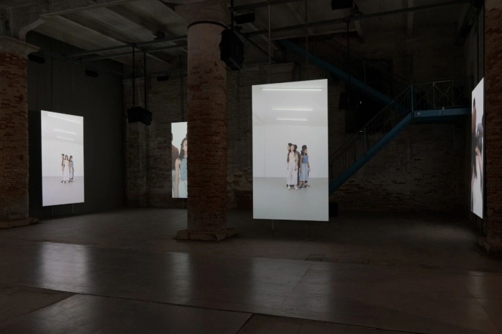 庄伟的作品《Falling Reversely》在第60届威尼斯双年展展览现场

摄影：Riccardo Banfi。图片由艺术家及刺点画廊提供
