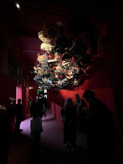 英国馆展出黑人艺术家约翰·亚康法（John Akomfrah）的“Listening all Night to the Rain”，艺术家善用屏幕，展览的视听很震撼

摄影：罗颖

 
