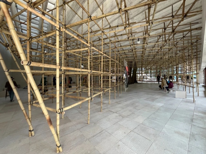 北欧馆由瑞典、挪威、芬兰联合呈现“The Altersea Opera”

由Asrin Haidar策划，展出了出生于瑞典的香港广东裔艺术家林立施（Lap-See Lam）、

出生于挪威的作曲家何子扬（Tze Yeung Ho），以及在伊拉克出生、居住在芬兰埃斯堡的纺织艺术家Kholod Hawash

摄影：罗颖

