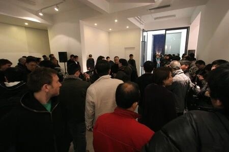 2008年,香格纳开辟北京战场
试营业开幕展“在北京吞图”现场相当热闹
2008年,香格纳开辟北京战场
试营业开幕展“在北京吞图”现场相当热闹