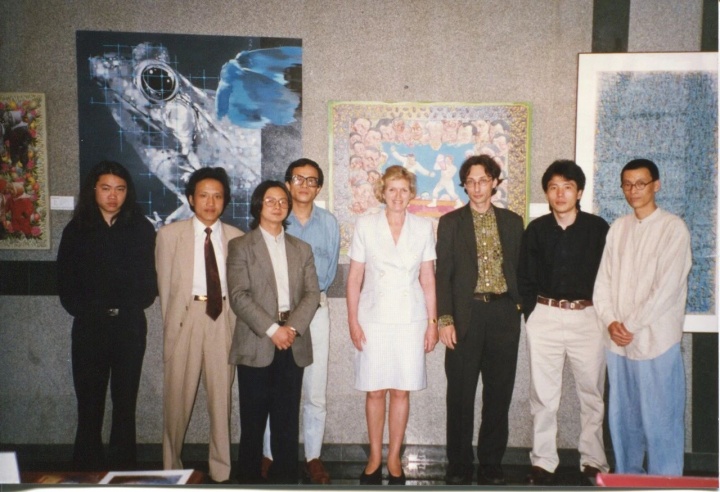 Lady Anne Heseltine 1997年参观香格纳画廊
(波特曼香格里拉酒店走廊)
由左至右:周铁海、计文于、丁乙、浦捷、Lady Anne Heseltine、劳伦斯、薛松、申凡
Lady Anne Heseltine 1997年参观香格纳画廊
(波特曼香格里拉酒店走廊)
由左至右:周铁海、计文于、丁乙、浦捷、Lady Anne Heseltine、劳伦斯、薛松、申凡