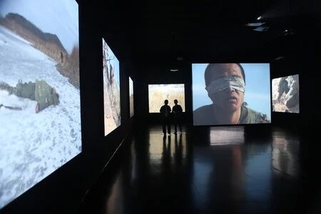 2012年5月,“靠近海·等待蛇的苏醒-杨福东个展”现场
香格纳北京空间
2012年5月,“靠近海·等待蛇的苏醒-杨福东个展”现场
香格纳北京空间