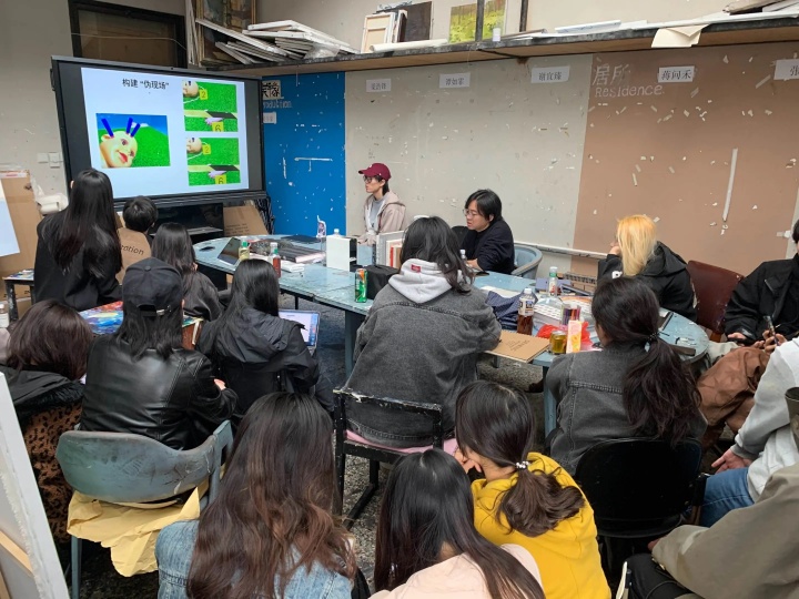 李青在课堂现场进行创作方案指导 2023
李青在课堂现场进行创作方案指导 2023