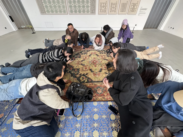 2023年,张一与学生在声音艺术博物馆参观和讨论
2023年,张一与学生在声音艺术博物馆参观和讨论