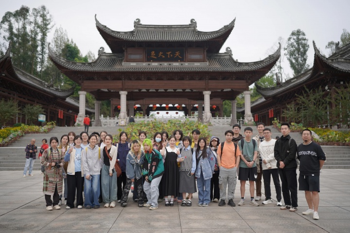 杨西(右一)与艺术管理专业学生考察重庆大足石窟 2023
杨西(右一)与艺术管理专业学生考察重庆大足石窟 2023