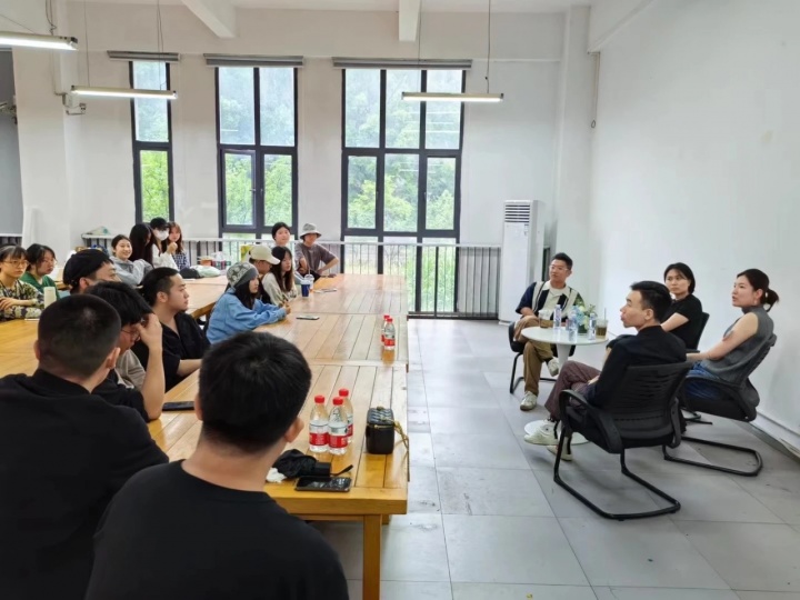 刘海辰邀请艺术家、画廊主与学生们交流
刘海辰邀请艺术家、画廊主与学生们交流