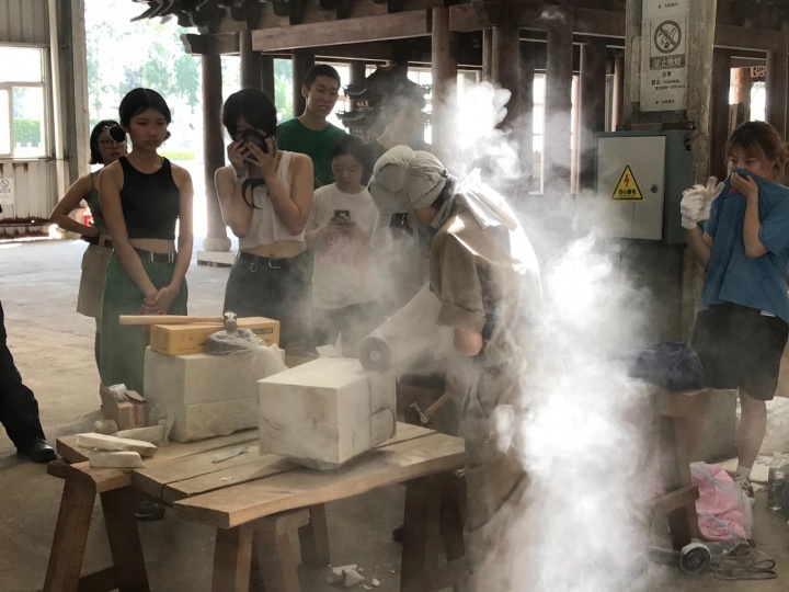 唐钰涵教授的2019级石雕课现场
唐钰涵教授的2019级石雕课现场
