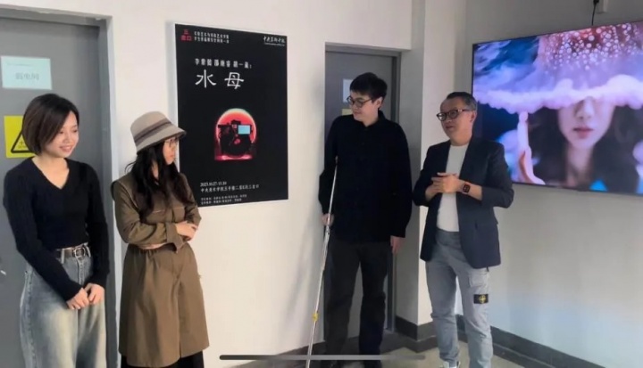 位于5号楼E2段走廊上的三岔口展览项目
作品来源于实验艺术与科技艺术学院教师陈抱阳“人工智能的审美实践”的课程成果
位于5号楼E2段走廊上的三岔口展览项目
作品来源于实验艺术与科技艺术学院教师陈抱阳“人工智能的审美实践”的课程成果