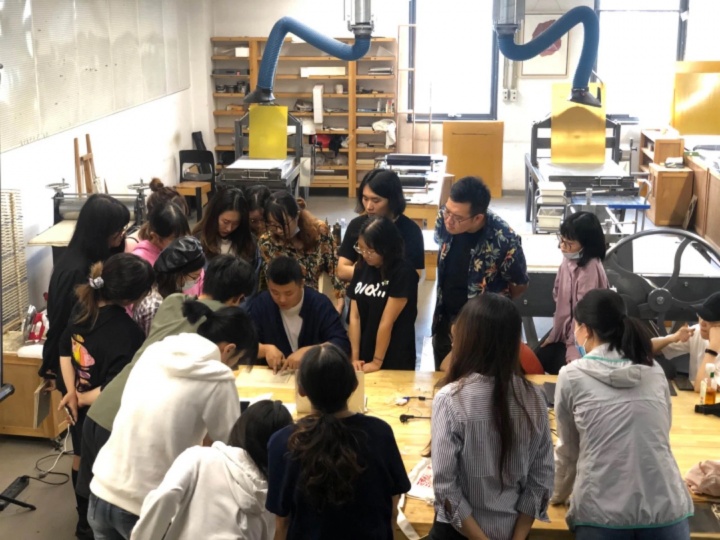 付斌教学的清华大学2022-2025精品课程
木版画《木版(黑白》》课程选修课教学现场
付斌教学的清华大学2022-2025精品课程
木版画《木版(黑白》》课程选修课教学现场